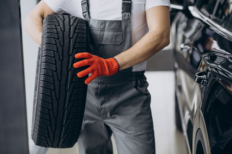 轮胎汽车修理工在换轮胎服务安全问题