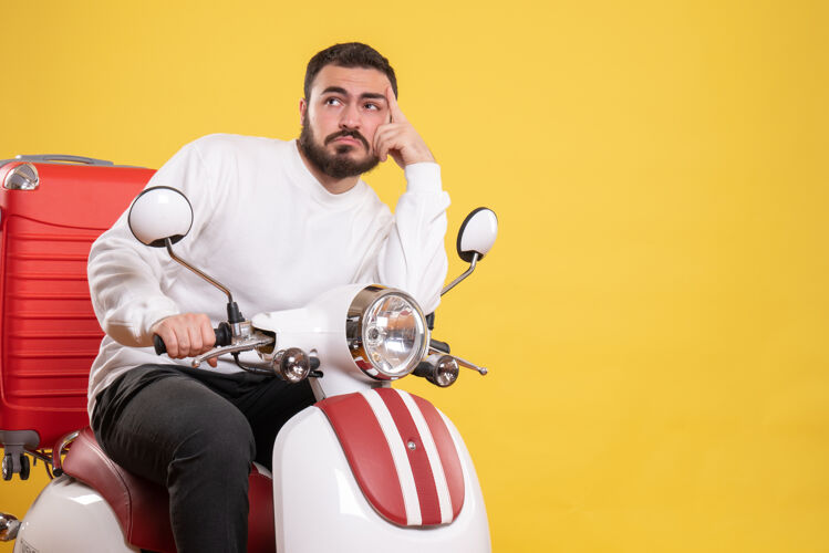 摩托车俯视图是一个年轻人坐在摩托车上 手提箱是黄色的人人摩托车