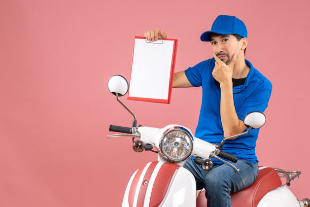 桃俯视图思考信使男子戴着帽子坐在滑板车上拿着文件粉彩桃坐计算机滑板车