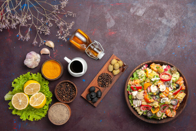 晚餐顶视图美味的蔬菜沙拉与切片西红柿橄榄和蘑菇在黑暗的背景餐饮食健康食品沙拉餐桌顶部橄榄