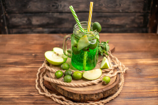 水果上图：新鲜美味的果汁 配上苹果和飞珠 放在木制砧板上美味食物木板