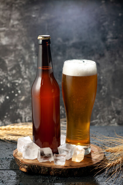 液体前视图熊与玻璃瓶熊在轻背景充满酒精灯光啤酒杯