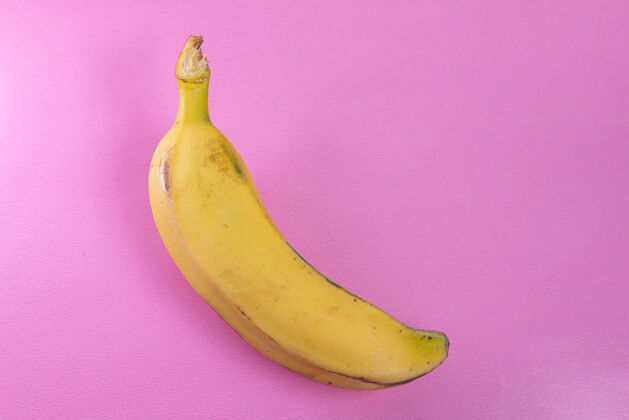 饮食粉红色表面上的香蕉天然健康特写
