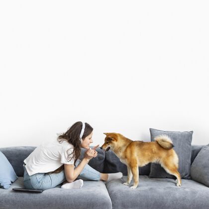 狗和她的狗在一起的女人游戏生活方式感情