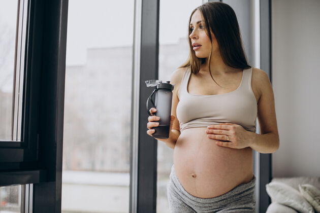 产前孕妇在家锻炼后休息腹部锻炼等待