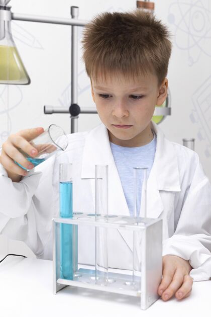 研究小男孩在学校做科学实验孩子男孩化学