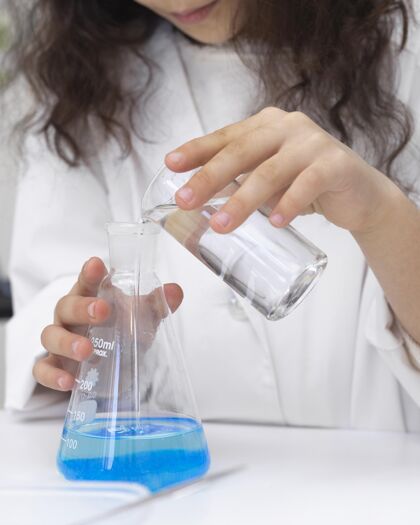 学习小女孩在学校做科学实验实验服教育研究
