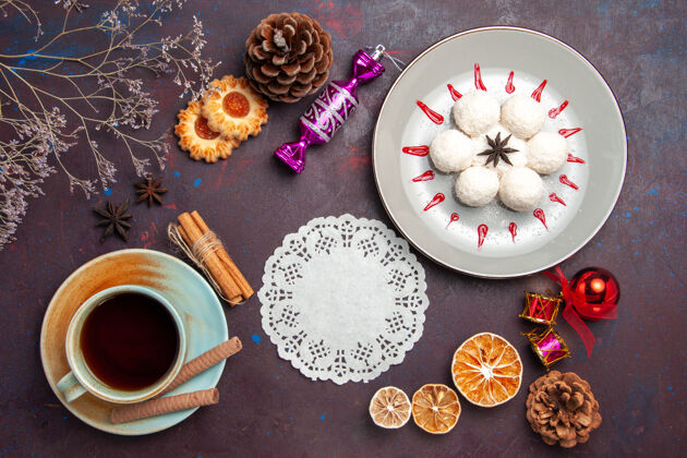 瓷器俯瞰美味的椰子糖小而圆的形成与茶杯上的一个黑暗的背景椰子糖甜蛋糕饼干茶圆形杯子形式