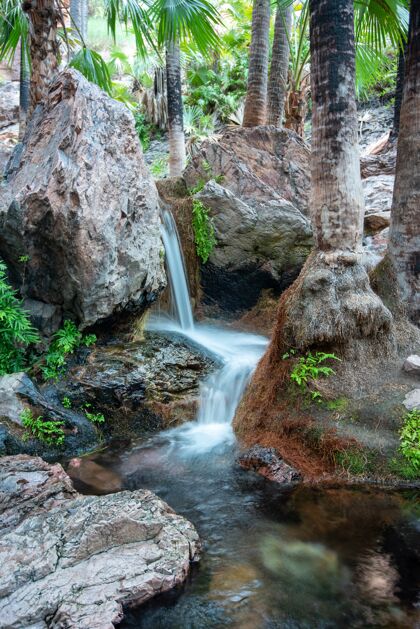 老垂直拍摄的水在一系列的小瀑布中倾泻而下路系列山