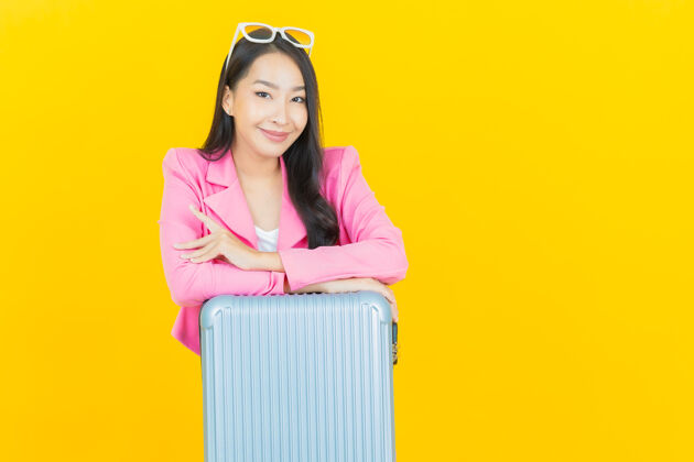 多彩肖像美丽的亚洲年轻女子带着行李包和护照准备旅行机票帽子年轻人