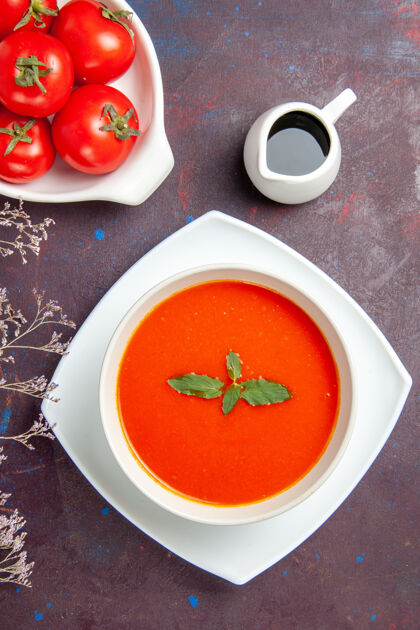 酱汁俯瞰美味的西红柿汤配上新鲜西红柿的深色背景菜一餐酱汁西红柿色汤盘子番茄容器