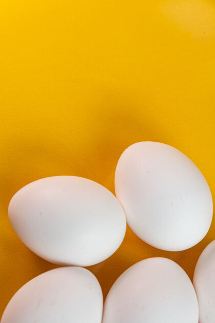 营养黄色桌子上的鸡蛋鸡蛋传统生的