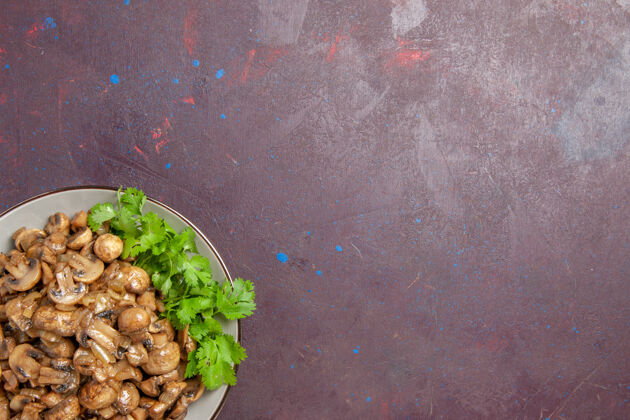 野生俯瞰美味的蘑菇和绿色蔬菜在黑暗的办公桌上用餐晚餐野生植物食物豆类顶蔬菜