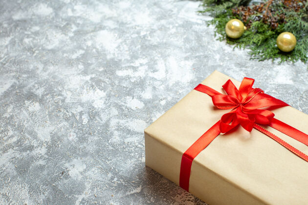 礼物正面是白色背景上的红色蝴蝶结圣诞礼物背景盒子圣诞节