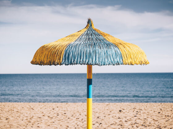 海岸线典型的海滩伞在托雷莫利诺斯 西班牙放松条纹夏天