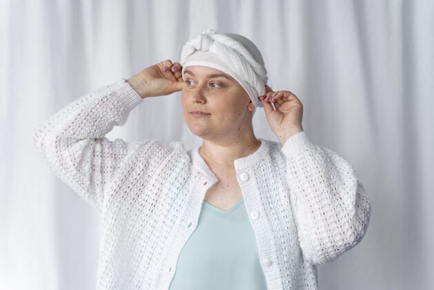 护理自信的年轻女子在抗癌意识疾病乳腺癌