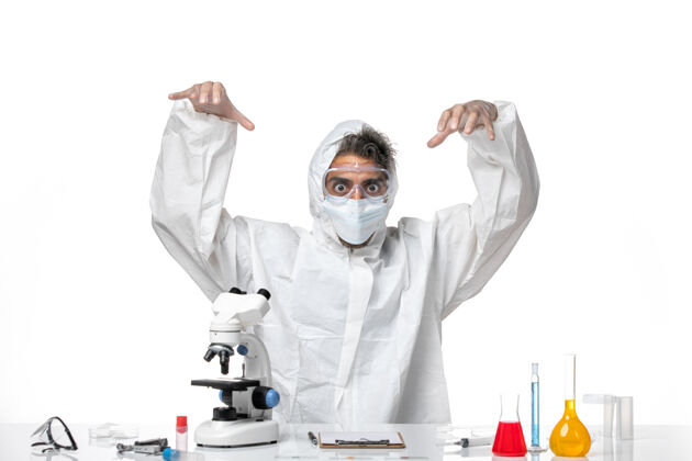实验室男医生穿着防护服 戴着口罩静静地坐在浅白的床上外套医生病毒