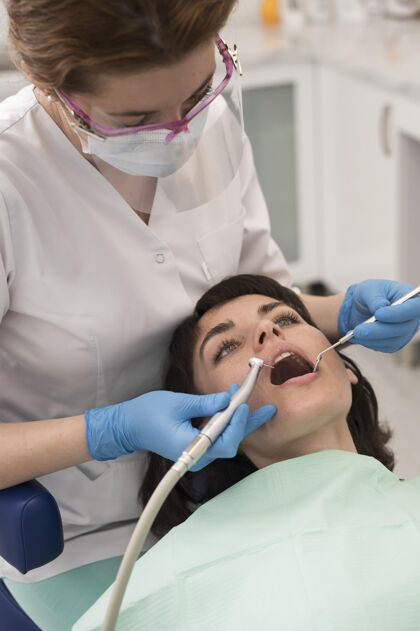工作年轻的女病人在正畸医生那里做牙科手术就业牙医牙科工作