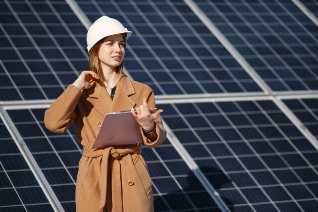 效率在太阳能发电厂检查设备的女商人使用平板电脑清单 在太阳能发电厂户外工作的女商人检查表平板电脑安装