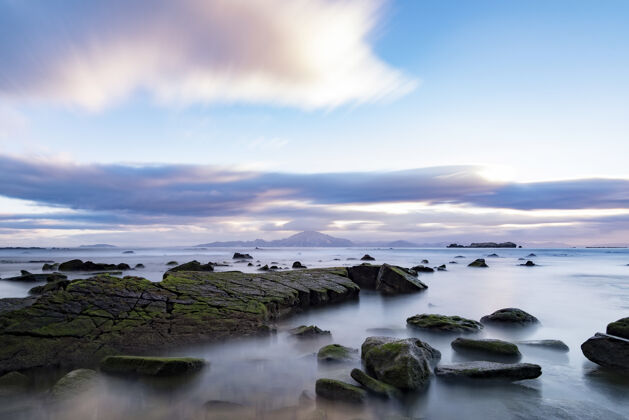 环境海边的石头特写平静海岸风景
