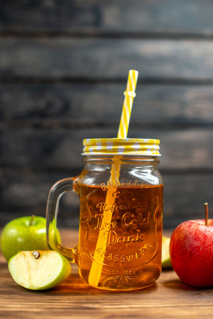 苹果正面图新鲜苹果汁内罐 用新鲜苹果配上深色鸡尾酒喝水果正面食物甜味剂