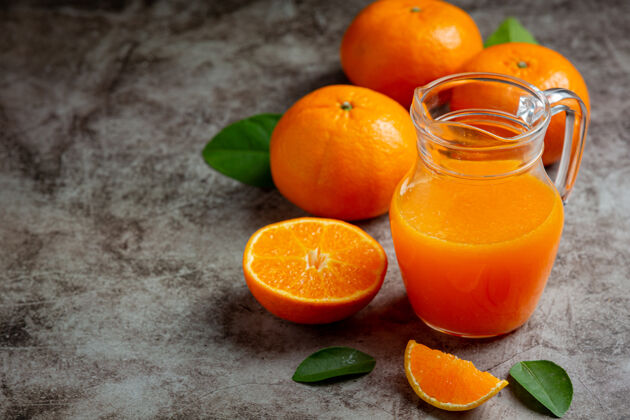 橙子新鲜的橙汁在黑暗的背景玻璃美味一半维生素c