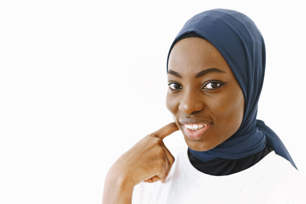 宗教可爱满足的宗教女子头像 面带温和微笑 皮肤黝黑健康 头上戴围巾隔离在白色背景上欢乐传统东方