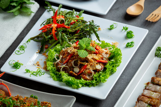 传统泰国菜辣鲜牡蛎沙拉食物海鲜膳食