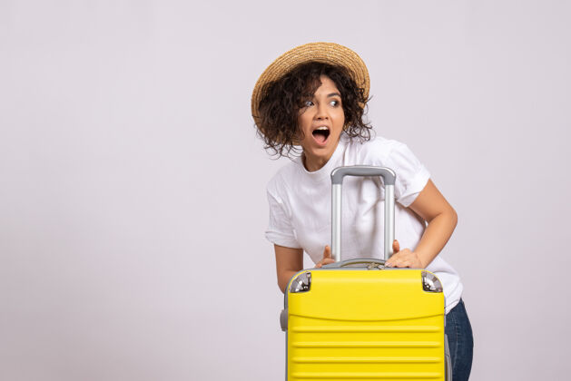 包正面图年轻女性带着黄包准备在白色背景旅游度假飞机上旅行彩色休息航程人休息