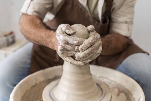 爱好闭上双手做陶器工匠工艺手工
