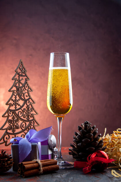玩具前视镜上有香槟和礼物 玩具上有轻饮酒精照片彩色香槟新年灯光杯子酒杯