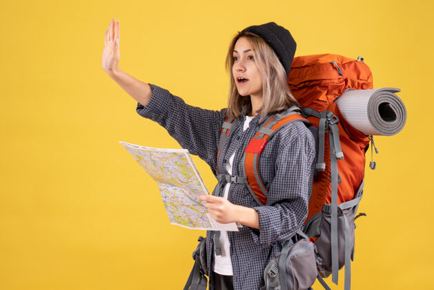 某人旅行妇女背着背包拿着地图招呼某人女旅行者背包地图