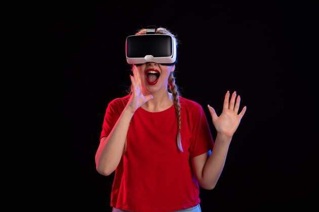 头部年轻女性在黑暗的墙上玩虚拟现实的正面图黑色游戏成人