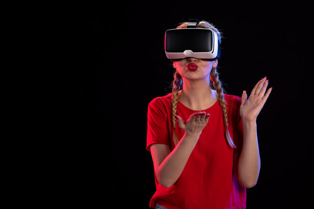 游戏年轻女子玩虚拟现实黑墙正面图护目镜人物正面