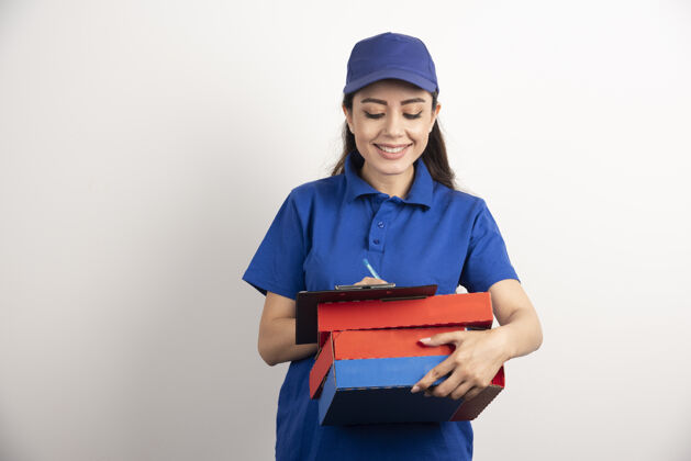 制服女信使拿着比萨饼的卡片在剪贴板上写字女孩纸板帽子