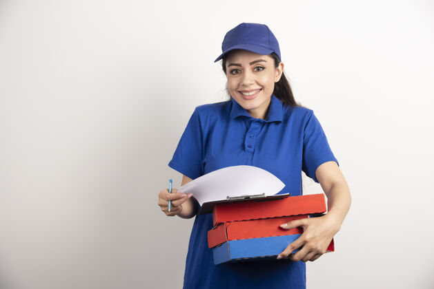 女人年轻的女信使拿着一纸板披萨和剪贴板邮件剪贴板纸板