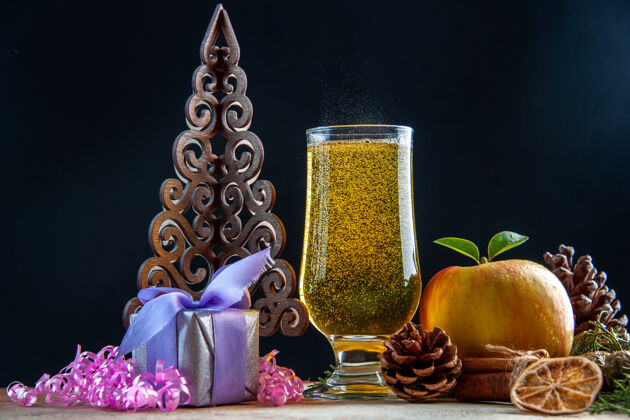 酒精在深色酒会上 可以看到一杯香槟和苹果锥 还有礼物容器礼物食物