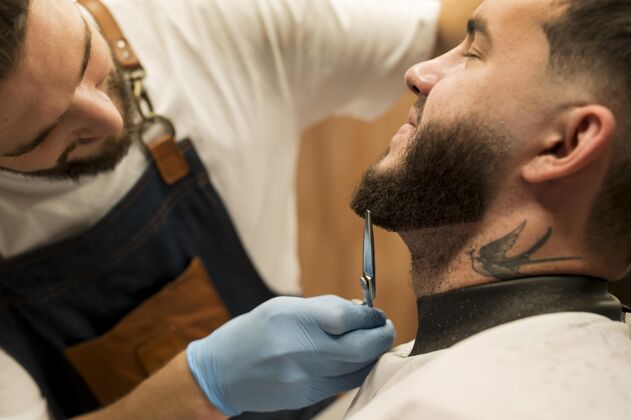 理发师在理发店理胡子的年轻人关键工人职业专业