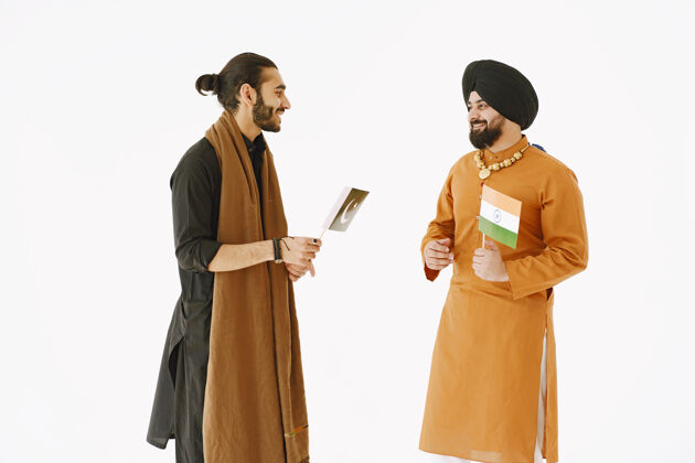 文化穿着传统服装的巴基斯坦男人和印度男人朋友们在白色背景下交谈 与世隔绝国家间的友好沟通平原印度