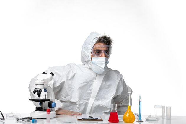 专业男医生穿着白色无菌口罩的防护服绝育病毒实验室