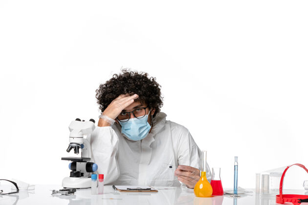 实验室正面图：男医生穿着防护服 戴着面具 拿着白色的样品外套病毒医院