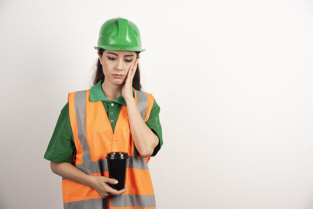 工作年轻的女建造师拿着黑色的杯子高质量的照片热工作承包商