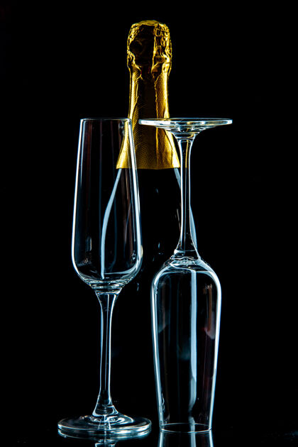 液体正面图：空酒杯上有香槟酒 黑色酒杯照片透明透明酒杯派对