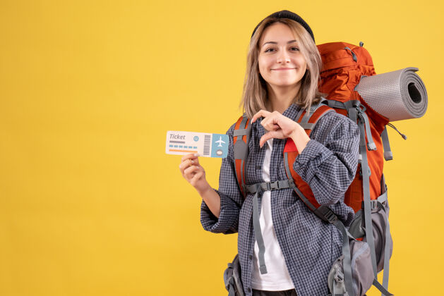 黑发笑容可掬的女旅客背着背包拿着机票姿势肖像模型