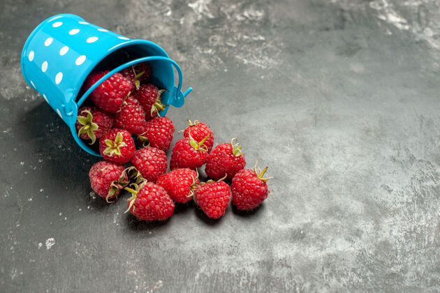 正面正面图新鲜的红色覆盆子在小篮子里的灰色水果颜色的蔓越莓照片浆果篮子草莓水果