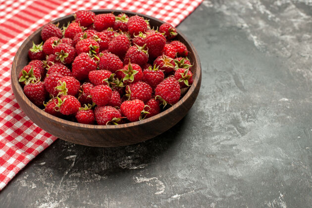 浆果前视图新鲜的红色树莓内板上的灰色照片浆果蔓越莓野生新鲜野生食品