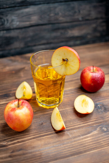 水果正面图新鲜苹果汁配上新鲜苹果的深色照片鸡尾酒水果饮料柑橘苹果柠檬
