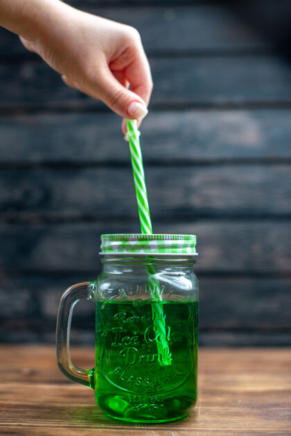 派对正面图绿色苹果汁罐内有吸管深色水果饮料照片鸡尾酒吧颜色里面玻璃杯酒精
