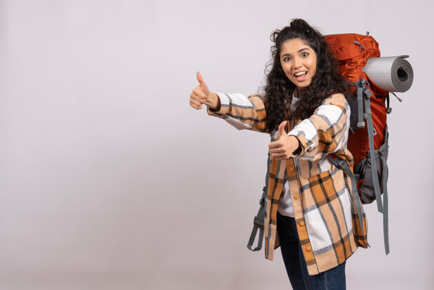 人前景年轻女子背着背包在白色背景的森林里徒步旅行度假山空游客成人旅行徒步旅行