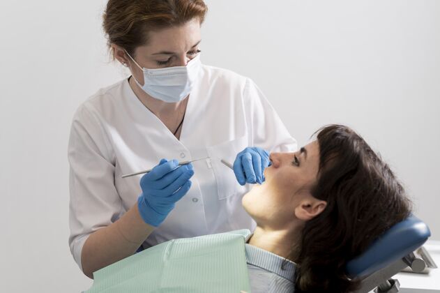 水平年轻的女病人在正畸医生那里做牙科手术牙科工作职业工人